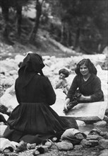 europe, italie, abruzzes, parc national des abruzzes, pescasseroli, lavage dans la rivière sangro, 1910 1920