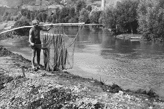 europe, italie, abruzzes, personnes, pêcheur de truites sur la rivière pescara, 1920 1930