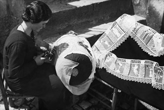 europe, italie, abruzzes, pescocostanzo, fabrication de dentelle en oreiller, années 1920 1930