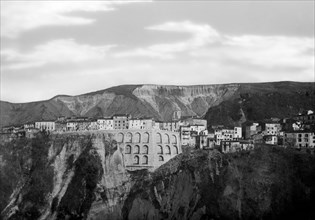 europa, italia, abruzzo, castelli, ai piedi del monte camicia, panorama, 1910 1920
