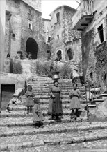 europe, italie, abruzzes, châteaux, castel del monte, porteurs d'eau, 1930