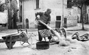 europe, italie, abruzzes, le cardeur de chanvre, 1920