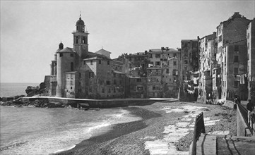 beach, basilica of Santa Maria Assunta, camogli, liguria, italy 1910-20