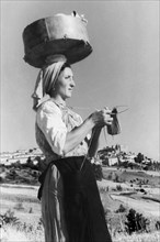 femme travaillant la chemise, molise, italie 1956