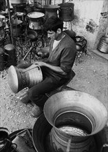 artisan qui travaillait le cuivre, guardiagrele, abruzzes, italie, 1965
