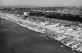 plage, marina di carrara, toscane, italie 1964