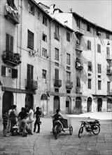 personnes, place du marché, lucca, toscane, italie 1966