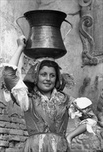 femme en costume typique, riccia, molise, italie 1960