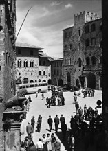 piazza priori, volterra, toscane, italie, 1974