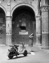 photographe, cour du podestat, sienne, toscane, italie, 1962