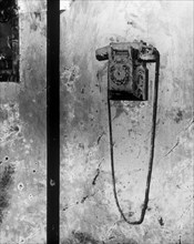 téléphone après l'inondation du 4 novembre 1966, florence, toscane, italie, 1967