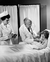 un médecin soigne une petite fille, 1950-1960