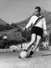 football, l'espagnol luis suarez, demi gauche de l'inter, à l'entraînement à san pellegrino (bg), 1961