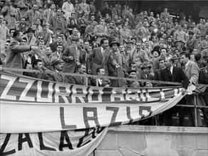 supporters à san siro pendant le match inter-lazio, 1955