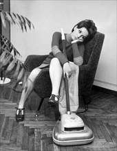 une femme se reposant après des travaux ménagers, 1968