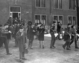 étudiants quittant l'école, 1970