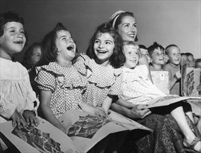 un groupe d'enfants lors d'un spectacle, 1952