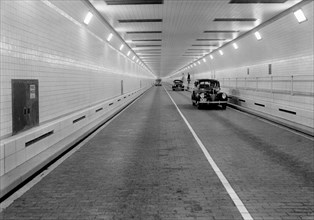 new york, le tunnel sous-marin reliant manhattan au queens, 1961