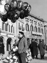 italia, veneto, verona, venditore di palloncini, sullo sfondo palazzo guastaverza opera del sammicheli, 1959