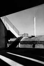 europa, italia, toscana, firenze, interno dello stadio berta con la torre della maratona, 1930 1940