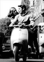 italie, couple sur lambretta, 1964