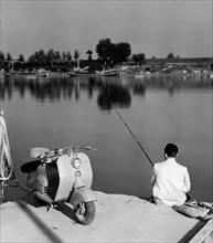 italia, a pescare con la vespa, 1960 1970