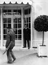 europe, france, paris, entrée de la boutique christian dior sur l'avenue montagne, années 1960-1970
