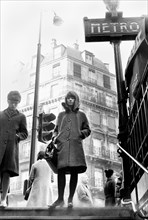 europa, francia, parigi, donne all'ingresso della metropolitana, 1970