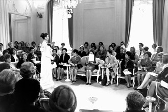 europa, francia, parigi, sfilata di moda di christian dior, 1970
