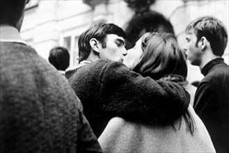 europe, autriche, vienne, un jeune couple s'embrassant, 1970