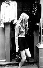 europa, inghilterra, londra, una ragazza tra le boutique di carnaby street, 1960 1970