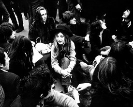 europa, inghilterra, londra, studenti a trafalgar square, 1970