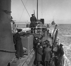 europa, italie, toscane, livourne, marins pendant un exercice de torpillage, 1920 1930