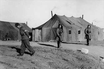 asia, corea, sentinelle davanti alla tenda nella quale si svolgono i negoziati di pan nun jom, 1952