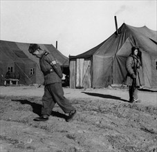 asia, corea, sentinelle davanti alla tenda dove si svolgono i negoziati di pan mun jom, 1952