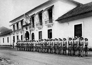 asie, inde, goa, soldats devant le bâtiment du gouvernement, 1950