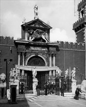 italie, venise, la porte de l'arsenal, 1920 1930