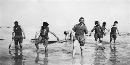 afrique, libye, soldats italiens au repos en mer, 1920