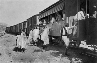 afrique, eritrea, ascars et civils montent dans un train, 1900 1910