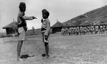 afrique, ethiopie, un buluk basc réprimande le plus jeune ascari, 1920 1930