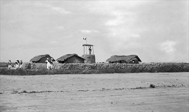 afrique, somalie, mogadishu, gardes à un poste d'observation, 1920 1930