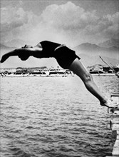 toscane, forte dei marmi, une fille plonge dans la mer depuis la jetée, 1920