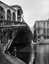 italie, venise, le pont de rialto, années 1920