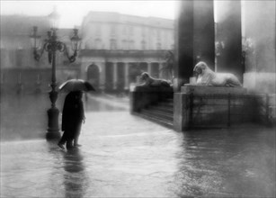italia, campania, napoli, piazza plebiscito sotto la pioggia, 1920 1930