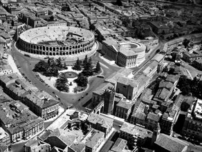 italia, veneto, verona, veduta aerea con l'arena, 1955