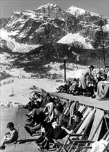 Italie, Cortina, une terrasse ensoleillée pour les patineurs et les skieurs, 1940