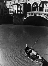 Italie, Toscane, Florence, bateau sous Ponte Vecchio, 1940 1950