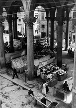 Italie, Toscane, Florence, Marché dans la Loggia dei Porcellini aujourd’hui Loggia del Mercato Nuovo, 1949