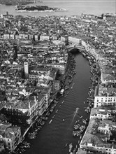 italia, venezia, veduta aerea con il canal grande e il ponte di rialto, 1952