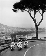 italia, napoli, raduno di motociclette vespe, 1958